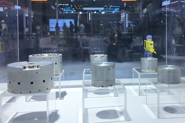 “硅基少女”現身上海 全球首款完全仿生具身智能機器人Moya發布